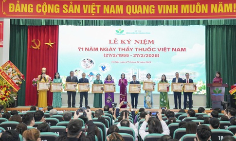 Phó Chủ tịch Quốc hội Nguyễn Thị Thanh chúc mừng ngày truyền thống ngành Y tại Bệnh viện Nhi Trung ương, BVĐK Đức Giang