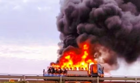 Ô tô tải chở xe máy bất ngờ bốc cháy dữ dội trên cao tốc Bắc - Nam