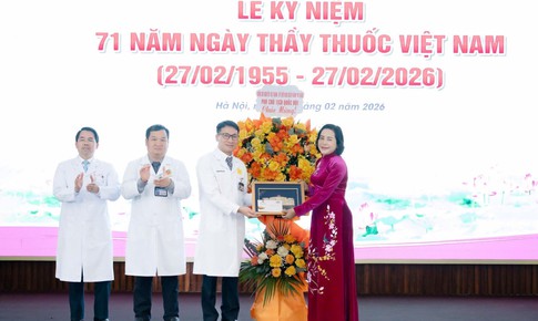 Phó Chủ tịch Quốc hội thăm, chúc mừng Viện Huyết học - Truyền máu Trung ương và Bệnh viện E