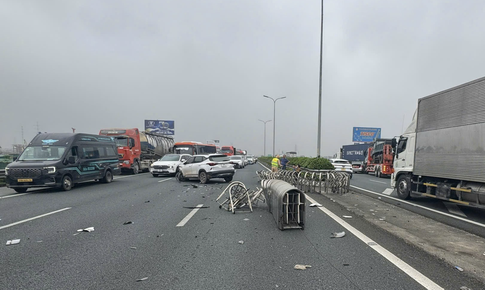 Tai nạn liên hoàn trên cao tốc Pháp Vân - Cầu Giẽ, một ô tô văng qua dải phân cách