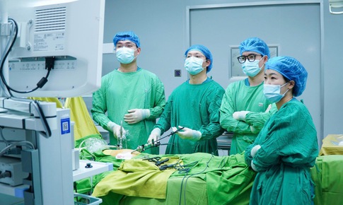 Người phụ nữ có 2 khối u quái hiếm gặp ở ổ bụng và buồng trứng