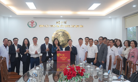 Bộ trưởng Đào Hồng Lan thăm, làm việc và chúc Tết Bệnh viện Phong-Da liễu Trung ương Quy Hòa