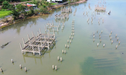 'Ma trận' cọc bê tông giữa 'tuyệt tình cốc' xứ Huế