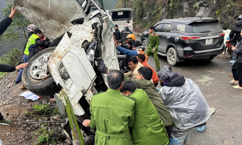 Ô tô lao xuống taluy sâu 50 m, 3 người được cứu kịp thời