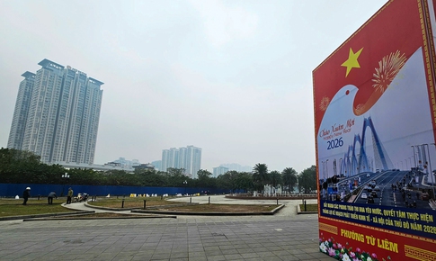 'Thay áo mới' cho công viên hồ điều hòa Mai Dịch dịp cận Tết