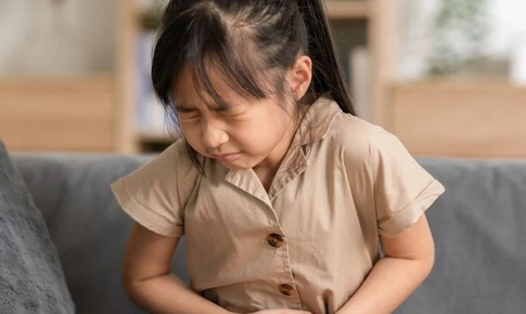 Cách xử trí khi trẻ bị đau bụng, nôn ói tại nhà