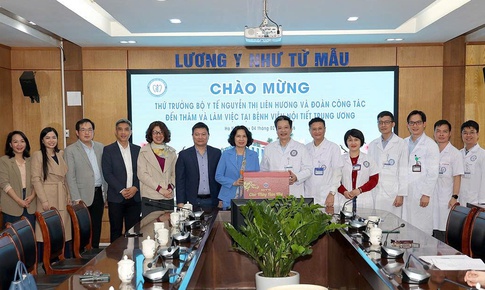 Thứ trưởng Nguyễn Thị Liên Hương thăm, chúc Tết y bác sĩ Bệnh viện Nội tiết Trung ương