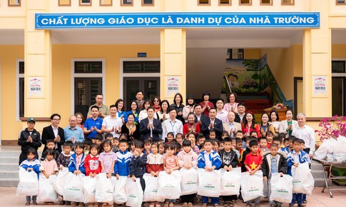 Traphaco đồng hành cùng Báo Sức khỏe và Đời sống mang chăm sóc sức khỏe và hơi ấm Tết đến vùng cao Nghệ An