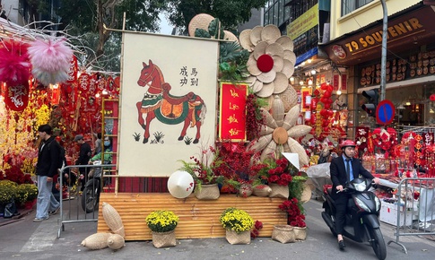 Hà Nội: Không khí Tết đã rộn ràng trên nhiều tuyến phố 