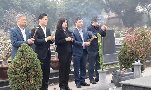 Bộ trưởng Đào Hồng Lan cùng đoàn cán bộ Bộ Y tế dâng hương tại Nghĩa trang Mai Dịch, Hà Nội