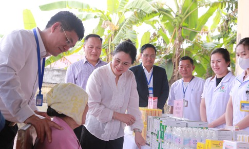 Ngành Y tế Nghệ An khám bệnh, trao quà Tết cho người dân khó khăn
