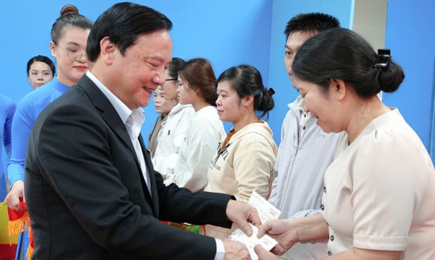 Phó Chủ tịch Quốc hội chúc Tết công nhân, người dân khó khăn ở Khánh Hòa