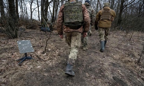 SpaceX 'cắt sóng' Starlink khiến Nga rối loạn trên tiền tuyến Ukraine