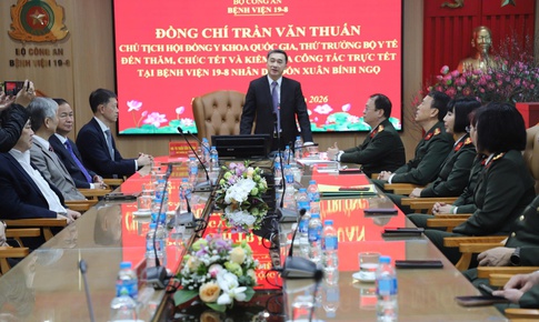 Thứ trưởng Bộ Y tế Trần Văn Thuấn thăm, kiểm tra công tác trực Tết tại Bệnh viện 19-8