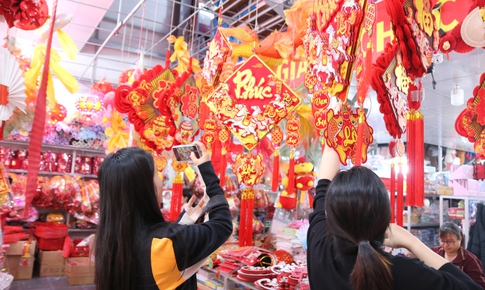 Vào mùa kinh doanh Tết, phố phụ kiện trang trí rực rỡ sắc màu