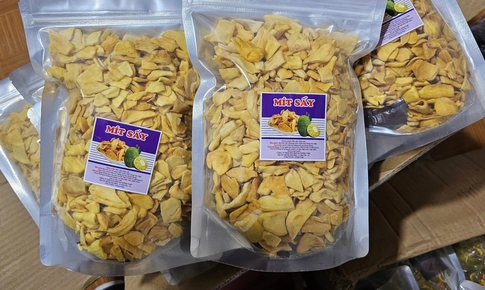 Chủ tài khoản Baloxinh buôn bán hàng trăm loại thực phẩm khô không rõ nguồn gốc