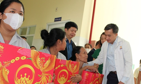 Thứ trưởng Bộ Y tế Trần Văn Thuấn thăm, kiểm tra và chúc Tết các cơ sở y tế tại Đồng Nai và TPHCM