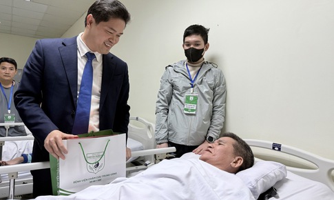 Thứ trưởng Thường trực Bộ Y tế Vũ Mạnh Hà thăm, kiểm tra công tác khám chữa bệnh dịp Tết ở Bệnh viện Phổi và Châm cứu TW