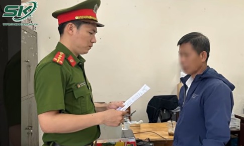 Thù hận sau ly hôn, gã đàn ông vác dao chém hàng xóm đứt lìa 3 ngón tay tại tiệc tân gia