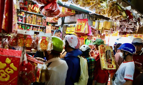 Chợ ‘cõi âm’ ở TPHCM đông nghịt khách mua đồ cúng ông Táo