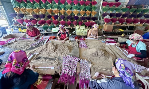 Giữ mùi Tết trong khói hương trầm