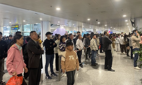 Sân bay Nội Bài chật kín người đón thân nhân về quê ăn Tết