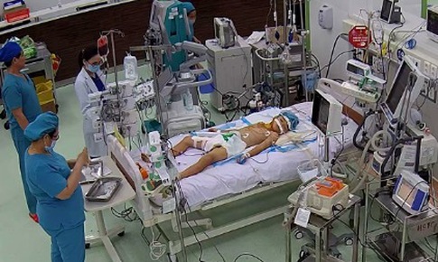 Cứu sống bé trai 7 tuổi đột ngột ngất xỉu, ngưng tim do viêm cơ tim tối cấp