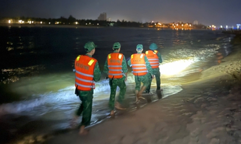 Tìm kiếm nam du khách quê Phú Thọ sóng cuốn mất tích khi tắm biển Nhật Lệ