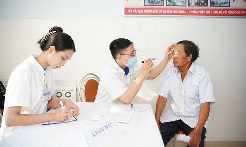 Khám bệnh, cấp phát thuốc miễn phí cho hàng trăm người dân Huế