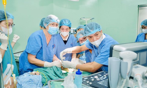 Bệnh viện Sản Nhi Nghệ An phối hợp chuyên gia quốc tế điều trị co cứng cơ cho trẻ bại não