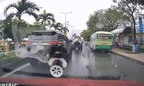 CSGT Quảng Trị xác minh video ô tô dừng giữa đường cản trở giao thông