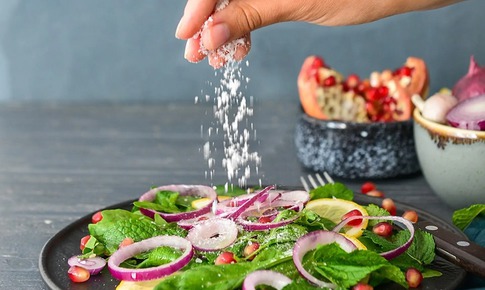 Người Việt ăn muối gấp đôi khuyến cáo của WHO, tăng nguy cơ bệnh thận