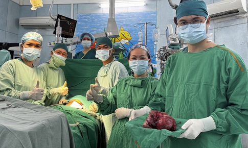 Bé trai 6 tháng tuổi mang khối u quái nặng 1,3kg