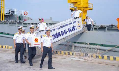 Hoàn thành bầu cử sớm trên biển cho hơn 600 cử tri là cán bộ, chiến sĩ và ngư dân