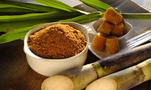 3 công dụng làm đẹp bất ngờ của đường mía thô