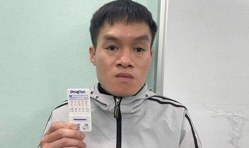 Mẹ 'sốc nặng' khi nhận được ảnh khỏa thân của con gái 14 tuổi từ người lạ