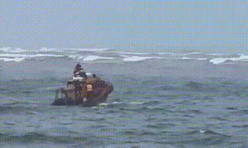 Video: Vượt sóng dữ cứu ngư dân gặp nạn trên biển