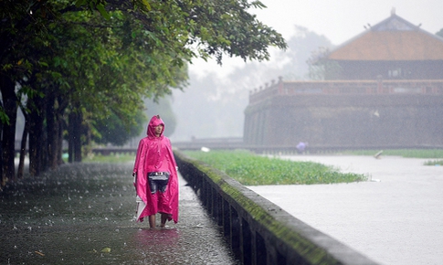 Mưa lớn ở miền Trung gây nguy cơ lũ quét, sạt lở đất