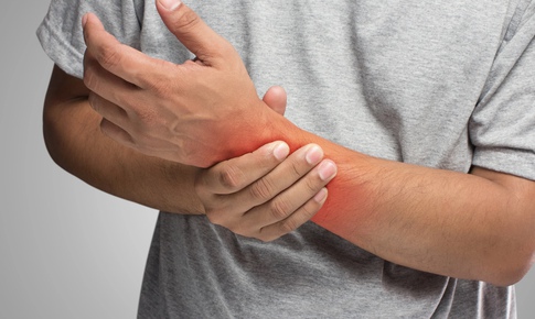 Tổn thương do thoát vị bao hoạt dịch cổ tay có đáng lo?