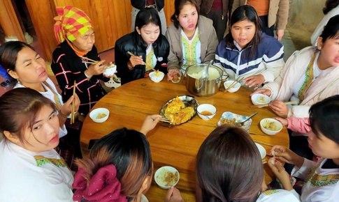 Ấm áp bữa sáng đoàn kết ở bản Rào Tre trong ngày bầu cử