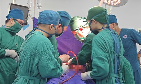 Bác sĩ hiến máu, trực tiếp thực hiện ca mổ cứu sống nam thanh niên bị vỡ thận