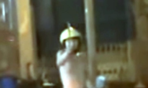 Nam thanh niên cởi trần cầm 2 con dao đe dọa người đi đường