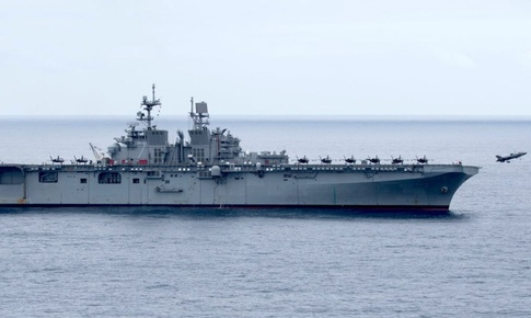 Siêu tàu đổ bộ Mỹ mang tiêm kích F-35B từ Nhật Bản tới Trung Đông mạnh thế nào?