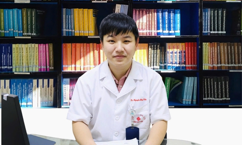 Bác sĩ quỳ giữa đường Nguyễn Chí Thanh ép tim cứu người: 'Lúc bệnh nhân thở lại, tất cả đều vỡ òa cảm xúc'