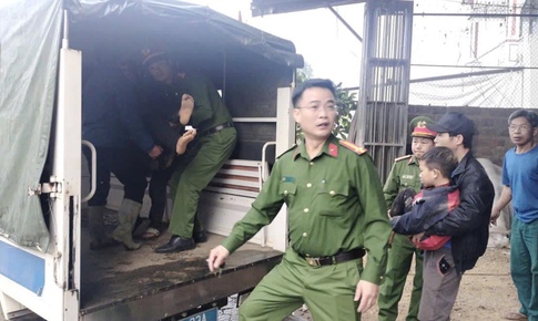 Công an xã dùng xe công vụ chở hai bố con bị tai nạn đi cấp cứu