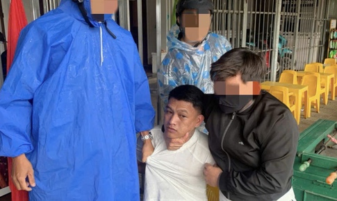 Siết cổ người phụ nữ đang cắt rau ngoài đồng cướp bông tai vàng