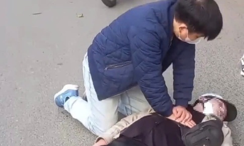 Giám đốc Sở Y tế Hà Nội tặng Giấy khen bác sĩ Bệnh viện Thận ép tim ngoài lồng ngực cứu người trên phố