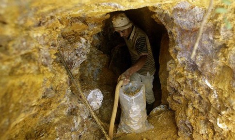 Ngân hàng UBS dự báo giá vàng lên 6.200 USD bất chấp đang suy giảm