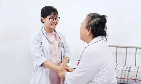 Trượt đốt sống sau té ngã, bệnh nhân được cứu bằng mổ nội soi ít xâm lấn