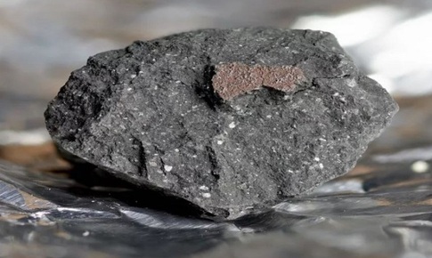 Cảnh báo lừa đảo bán đá thiên thạch cấm người mua tự ý mở két ra xem kẻo 'mất thiêng'